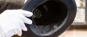 Die Initialen "AH" sind in einem persönlichen Faltzylinder von Adolf Hitler zu sehen.