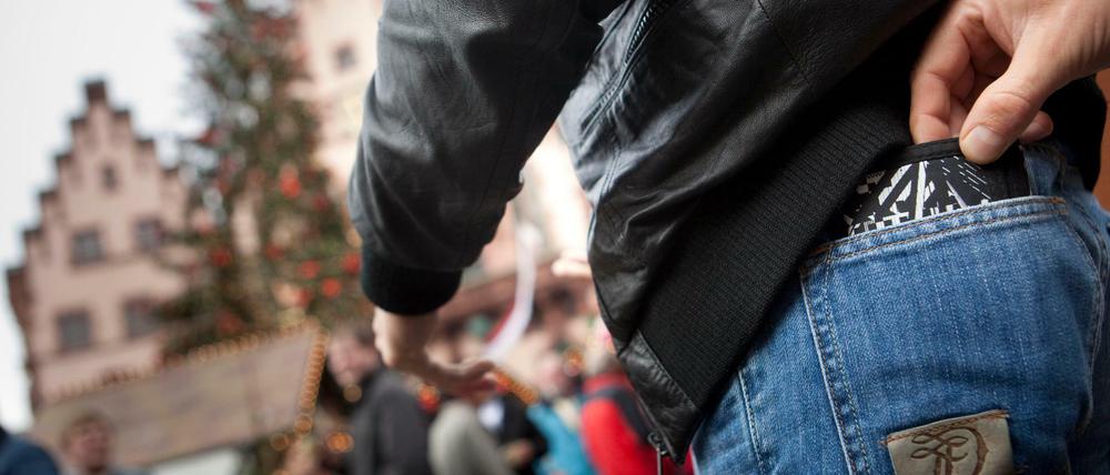 Auch dieses Jahr warnt die Polizei vor Taschendieben auf Weihnachtsmärkten.