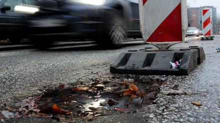 Der Verkehr wird in Hamburg um mehrere Schlaglöcher geleitet.