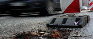 Der Verkehr wird in Hamburg um mehrere Schlaglöcher geleitet.