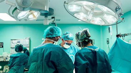 Team von Chirurgen, die im Krankenhaus arbeiten (Symbolbild).