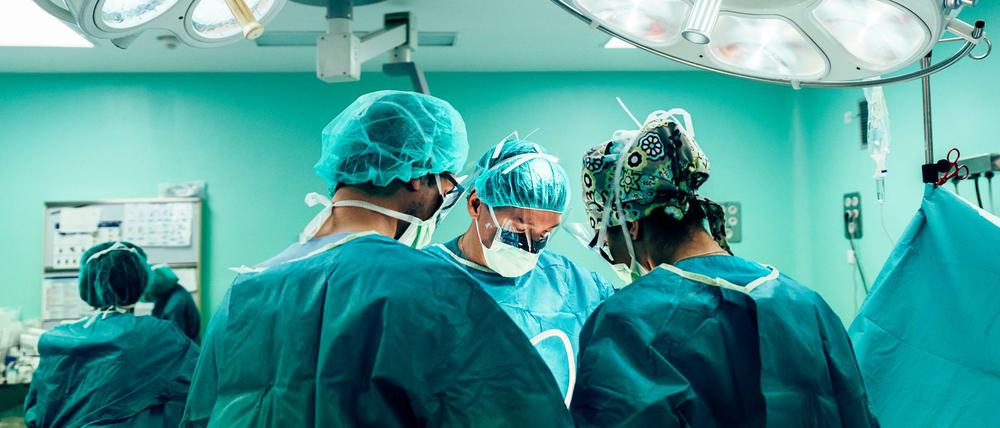 Team von Chirurgen, die im Krankenhaus arbeiten (Symbolbild).