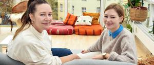 Hannah (l.) und Marie (r.) machen gemeinsam mit Grafikerin Hannah Rosenkranz und weiteren Engagierten ihr eigenes Magazin.