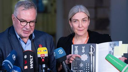 Dirk Syndram, Direktor der Dresdner Rüstkammer, und Marion Ackermann, Generaldirektorin der Staatlichen Kunstsammlungen Dresden