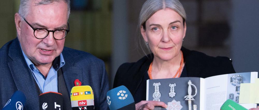 Dirk Syndram, Direktor der Dresdner Rüstkammer, und Marion Ackermann, Generaldirektorin der Staatlichen Kunstsammlungen Dresden