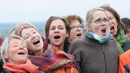Ein gesellschaftlicher Nachteil: Hohe Frauenstimmen. 