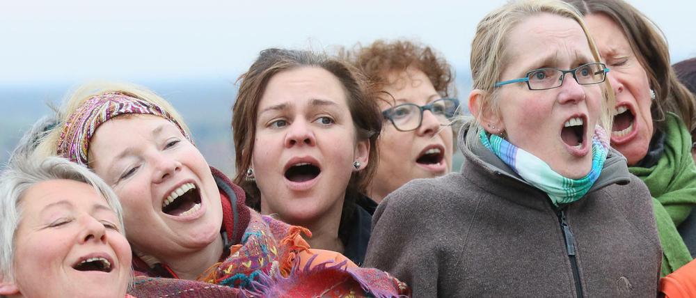 Ein gesellschaftlicher Nachteil: Hohe Frauenstimmen. 