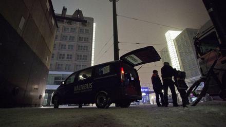 Nächster Halt: Alexanderplatz Der Kältebus in Berlin. 