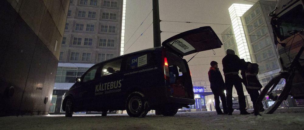 Nächster Halt: Alexanderplatz Der Kältebus in Berlin.