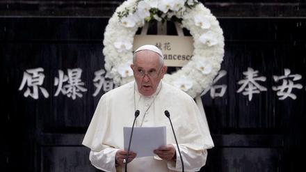 Papst Franziskus spricht im Atomic Bomb Hypocenter Park in Nagasaki. 