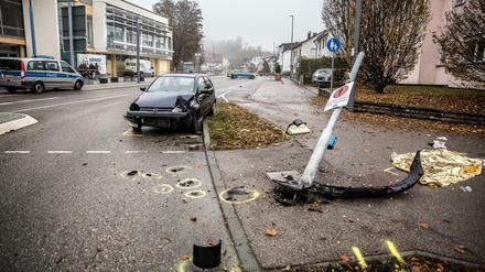 Eine kaputte Ampel und ein Fahrzeug liegen an einer Kreuzung in Giengen an der ein Junge von einer Ampel erschlagen wurde.