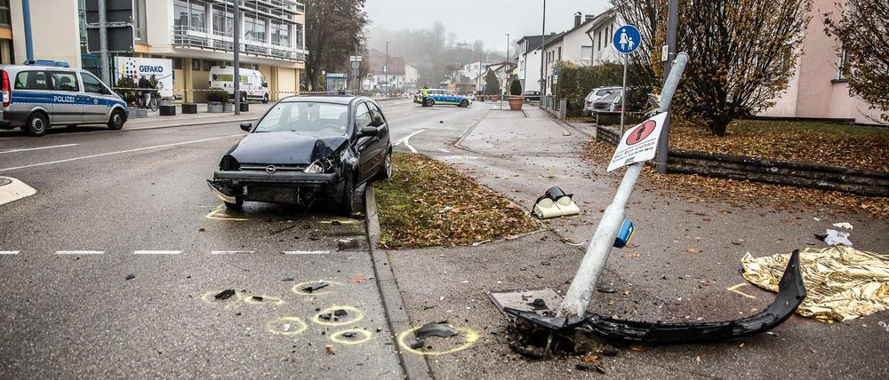 Eine kaputte Ampel und ein Fahrzeug liegen an einer Kreuzung in Giengen an der ein Junge von einer Ampel erschlagen wurde.