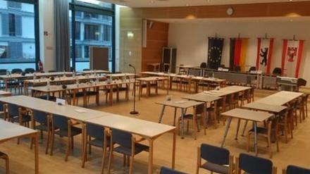 Blick in den leeren Sitzungssaal der BVV Mitte.