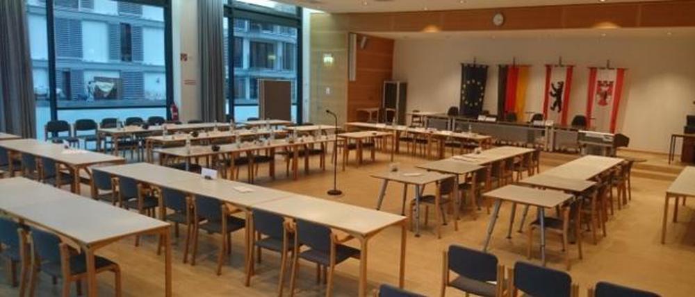 Blick in den leeren Sitzungssaal der BVV Mitte.