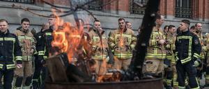 Die Probleme in der Behörde waren so gewaltig, dass sich Feuerwehrleute zu Protesten trafen. Sie zündeten Feuer in Tonnen an, um ihren Unmut über Mehrarbeit und zu geringe Bezahlung auszudrücken. Dieser Konflikt wurde vorerst befriedet.
