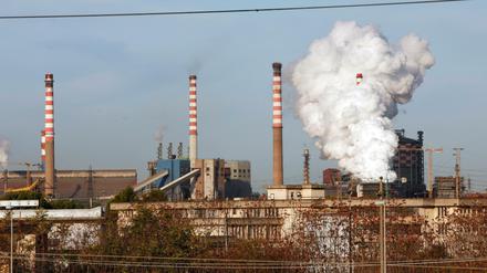Noch qualmen die Schornsteine des Stahlwerks Ilva in Taranto.