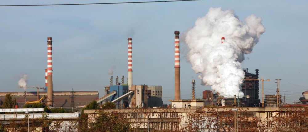 Noch qualmen die Schornsteine des Stahlwerks Ilva in Taranto.