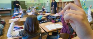 Schülerinnen und Schüler in einem Klassenzimmer (Symbolbild).