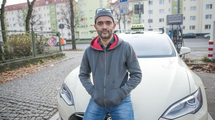 Aufgrund mangelnder Möglichkeiten seinen Tesla (Model S, Baujahr 2014) aufzuladen, wird Doll sein Tesla-Taxi zum Jahresende aufgeben und auf ein Hybridfahrzeug umsteigen. 