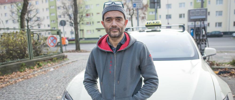 Aufgrund mangelnder Möglichkeiten seinen Tesla (Model S, Baujahr 2014) aufzuladen, wird Doll sein Tesla-Taxi zum Jahresende aufgeben und auf ein Hybridfahrzeug umsteigen.