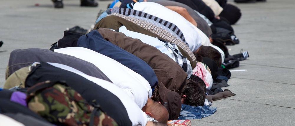 Radikale Salafisten protestieren auf dem Potsdamer Platz in Berlin
