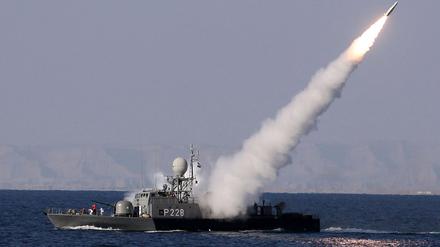 Krisen ringsum, aber die Deutschen fühlen sich sehr sicher: ein iranisches Kriegsschiff feuert eine Rakete nahe der Straße von Hormuz ab.