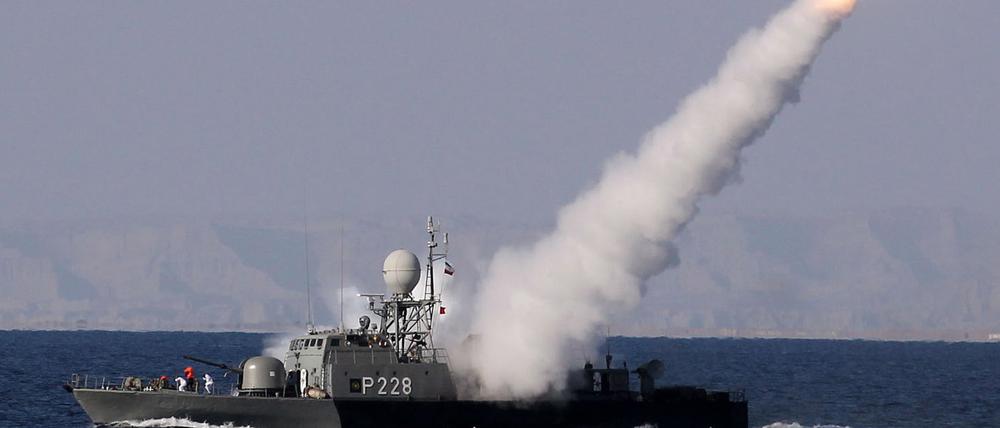 Krisen ringsum, aber die Deutschen fühlen sich sehr sicher: ein iranisches Kriegsschiff feuert eine Rakete nahe der Straße von Hormuz ab.