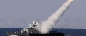 Krisen ringsum, aber die Deutschen fühlen sich sehr sicher: ein iranisches Kriegsschiff feuert eine Rakete nahe der Straße von Hormuz ab.