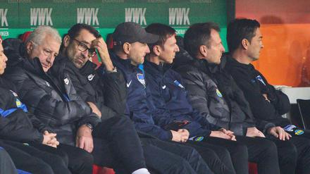 Augsburg war zum Wegschauen. Michael Preetz (zweiter von links), Ante Covic (ganz rechts) muss hinschauen.