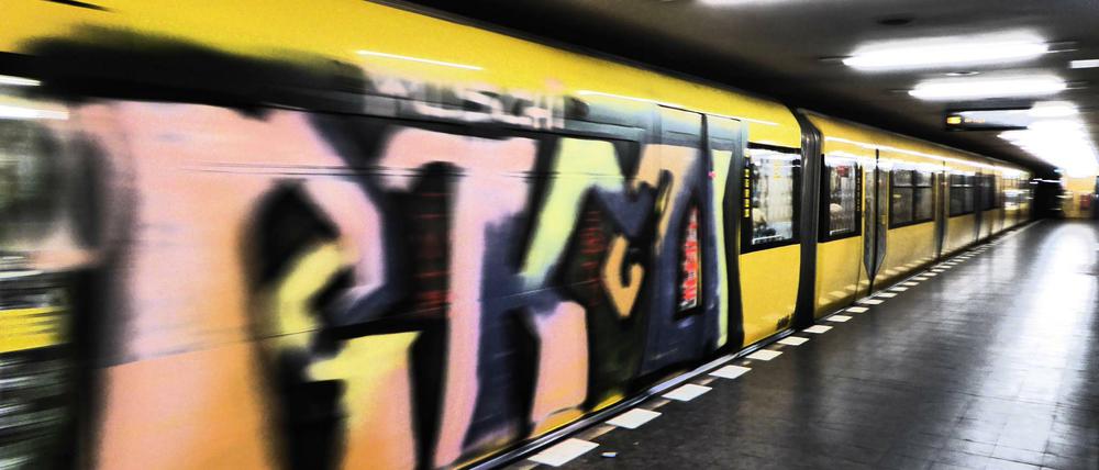 Berlin, beschmierte U-Bahn mit Graffiti (Archivbild). 
