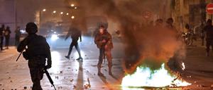 Libanesische Soldaten neben einem brennenden Motorrad.