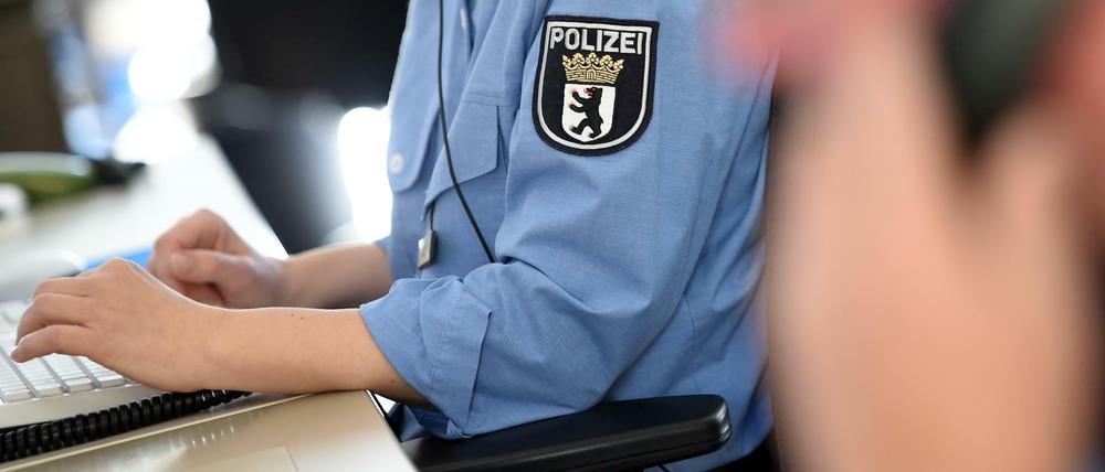 Mitarbeiter der Polizei bei der Arbeit an einem Computer.