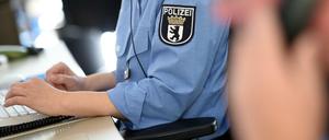 Heimlich Adressen oder Telefonnummer in internen Verzeichnissen nachschlagen? Das sollte ein Polizist besser lassen.