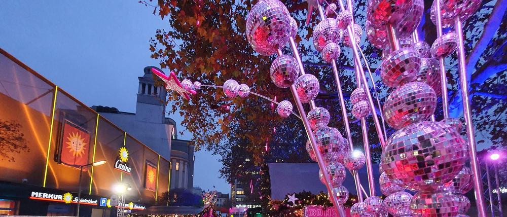 Pinke Weihnacht. Die „Christmas Avenue“ am Nollendorfplatz. 