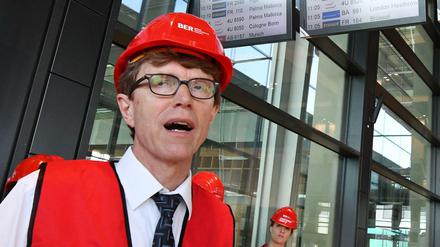 Engelbert Lütke Daldrup bei einem Rundgang durch ein BER-Terminal.