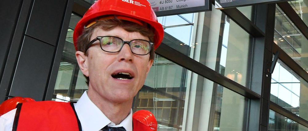 Engelbert Lütke Daldrup bei einem Rundgang durch ein BER-Terminal.