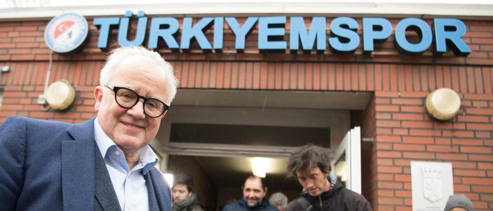 DFB-Präsident Fritz Keller besucht den Sportverein Türkiyemspor Berlin, um den Start einer neuen Integrationskampagne zu präsentieren. 