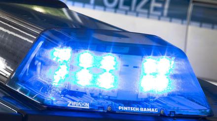 Mithilfe der Blaulicht-Masche geben sich Betrüger als Polizisten aus. (Symbolbild)