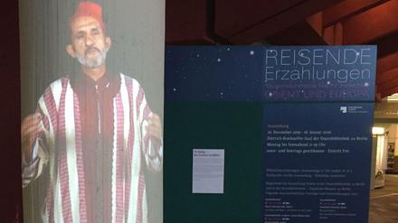 Der Erzähler Abderrahim el Makkouri lockt im Foyer der Staatsbibliothek in der Potsdamer Straße in de Ausstellung "Reisende Erählungen" bis zum 18. Januar 2020.