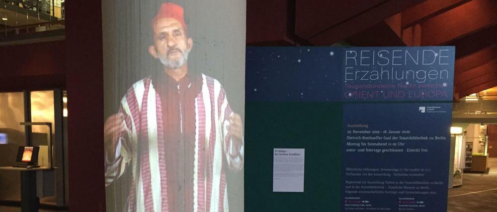 Der Erzähler Abderrahim el Makkouri lockt im Foyer der Staatsbibliothek in der Potsdamer Straße in de Ausstellung "Reisende Erählungen" bis zum 18. Januar 2020.