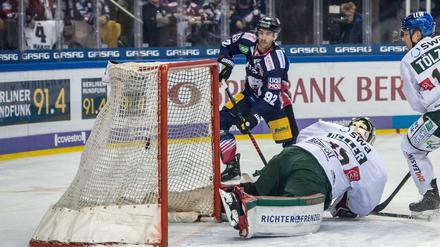 Drin ist er. Marcel Noebels (Nummer 92) trifft zum 1:0 für die Berliner gegen Augsburg.