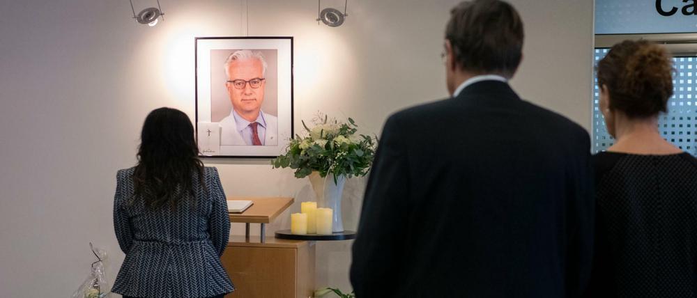 Abschied. Kondolenzbuch in der Klinik des ermordeten Chefarztes Fritz von Weizsäcker. 