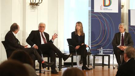 Diskussion im Schloss Bellevue: Der Bundespräsident mit seinen Gästen Ian McEwan, Maren Urner und Steven Pinker (von links)