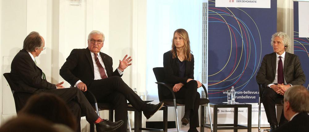 Diskussion im Schloss Bellevue: Der Bundespräsident mit seinen Gästen Ian McEwan, Maren Urner und Steven Pinker (von links)