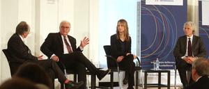 Diskussion im Schloss Bellevue: Der Bundespräsident mit seinen Gästen Ian McEwan, Maren Urner und Steven Pinker (von links)