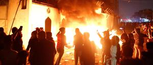 Demonstranten in Irak setzen ein iranisches Konsulat in Brand.