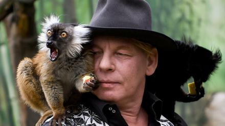 Ben Becker beim PR-Termin im Affenhaus des Tierparks Friedrichsfelde.