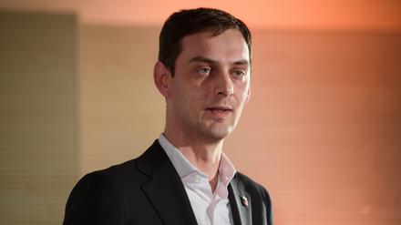 Martin Hikel (SPD), Bezirksbürgermeister von Neukölln, spricht sich für ein Verkaufsverbot von Feuerwerk aus. 