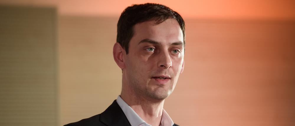 Martin Hikel (SPD), Bezirksbürgermeister von Neukölln, spricht sich für ein Verkaufsverbot von Feuerwerk aus.