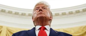 Donald Trump, Präsident der USA, steht im Oval Office des Weißen Hauses.